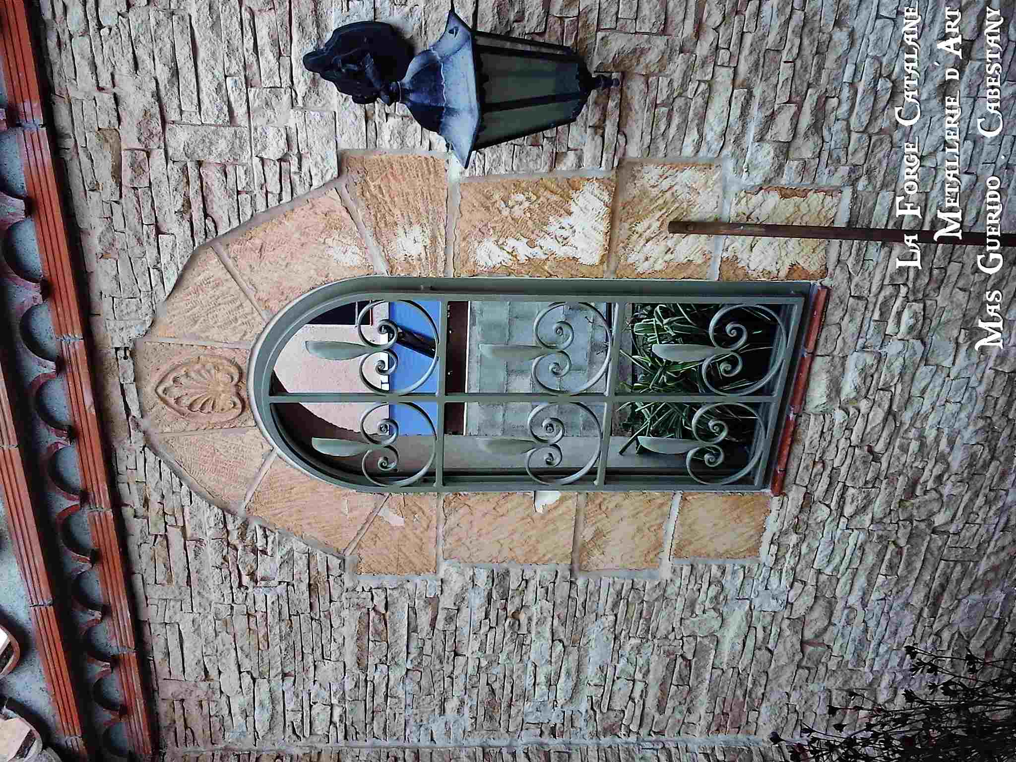 grille de protection fixe ouvrager remplissage coeur et feuille  forge catalane.jpg